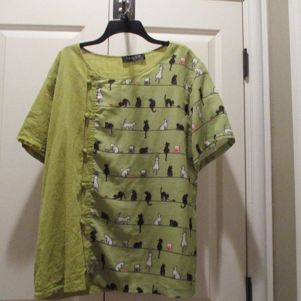 Cute green top with kitty cats!